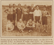 873655 Groepsportret van het voetbalelftal van E.A.C. (Utrecht) tegen Utrecht II, bij de beslissingswedstrijd over het ...